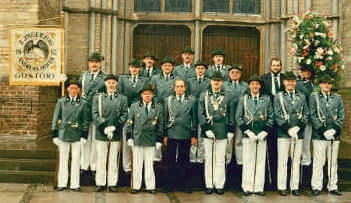 Historisches Gruppenbild des 7. Jägerzuges „Andreas Hofer“ vor der Kirche im Jahr 1990.