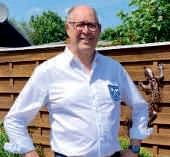 Josef Steinhäuser mit Brille und weißem Hemd im Freien.