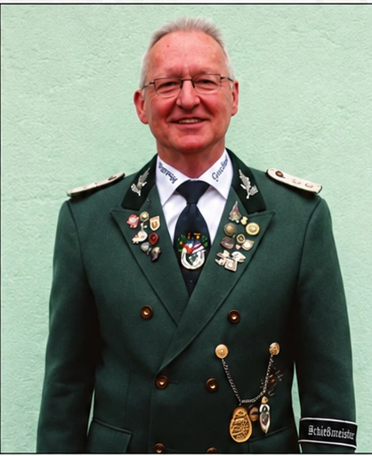 Manfred Ignatius in Jägeruniform mit Schießmeister-Abzeichen.