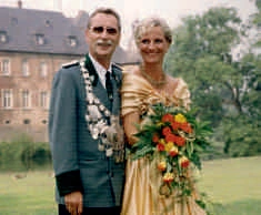 Peter-Josef Pfeiffer mit Königskette an der Seite seiner Frau Brigitte.