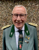 Peter-Josef Pfeiffer in grüner Uniform mit Brille und Orden.