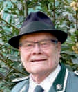 Raimund Hötger mit Jägerhut, Brille und grüner Uniform.