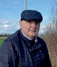 Toni Esser mit dunkler Schirmmütze und Jacke.
